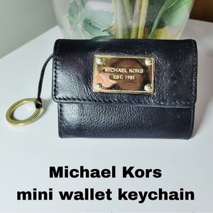 MK MICHAEL KORS credit card size wallet. Zipper change pocket card slots